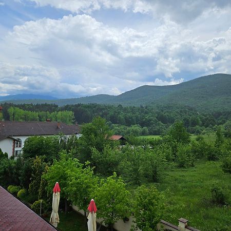 Family Hotel Komhotel Berkovitsa Bagian luar foto