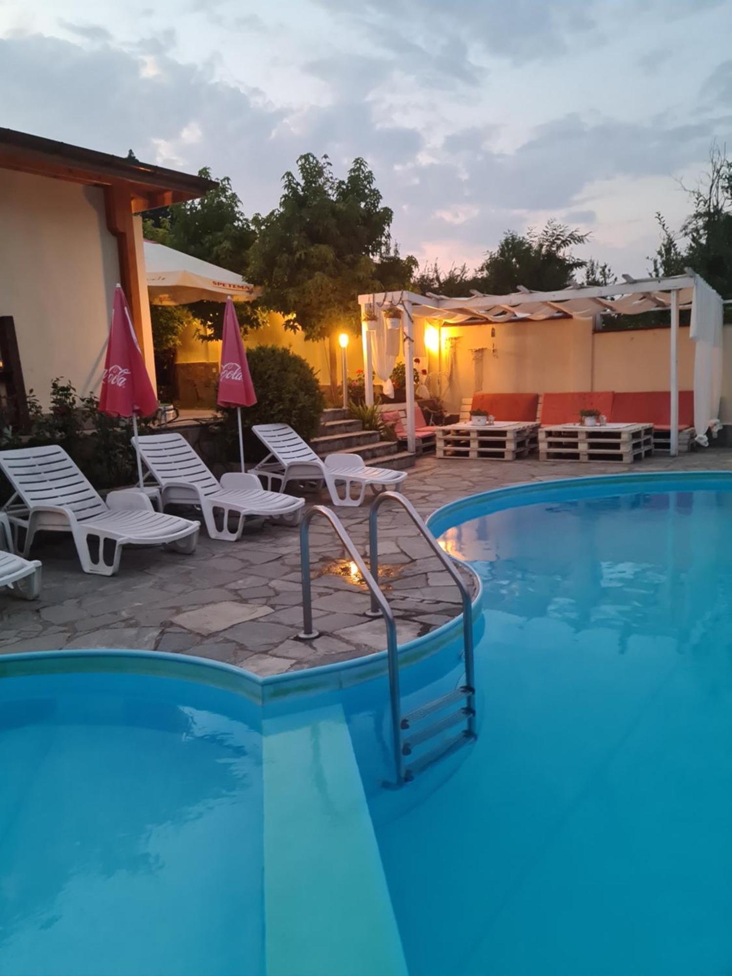 Family Hotel Komhotel Berkovitsa Bagian luar foto