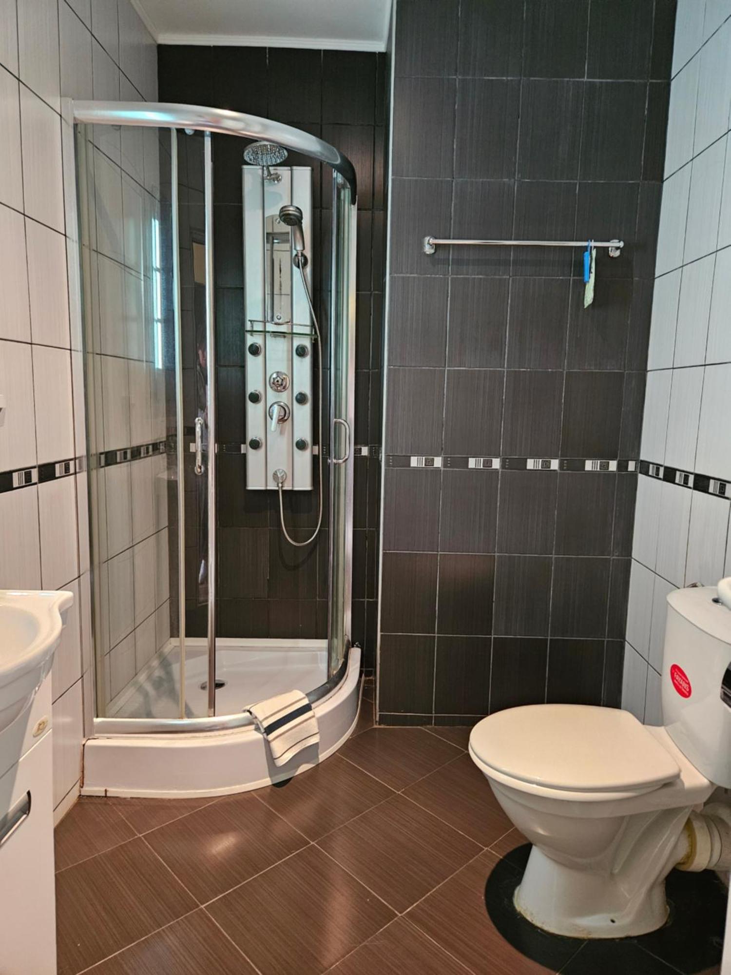 Family Hotel Komhotel Berkovitsa Bagian luar foto