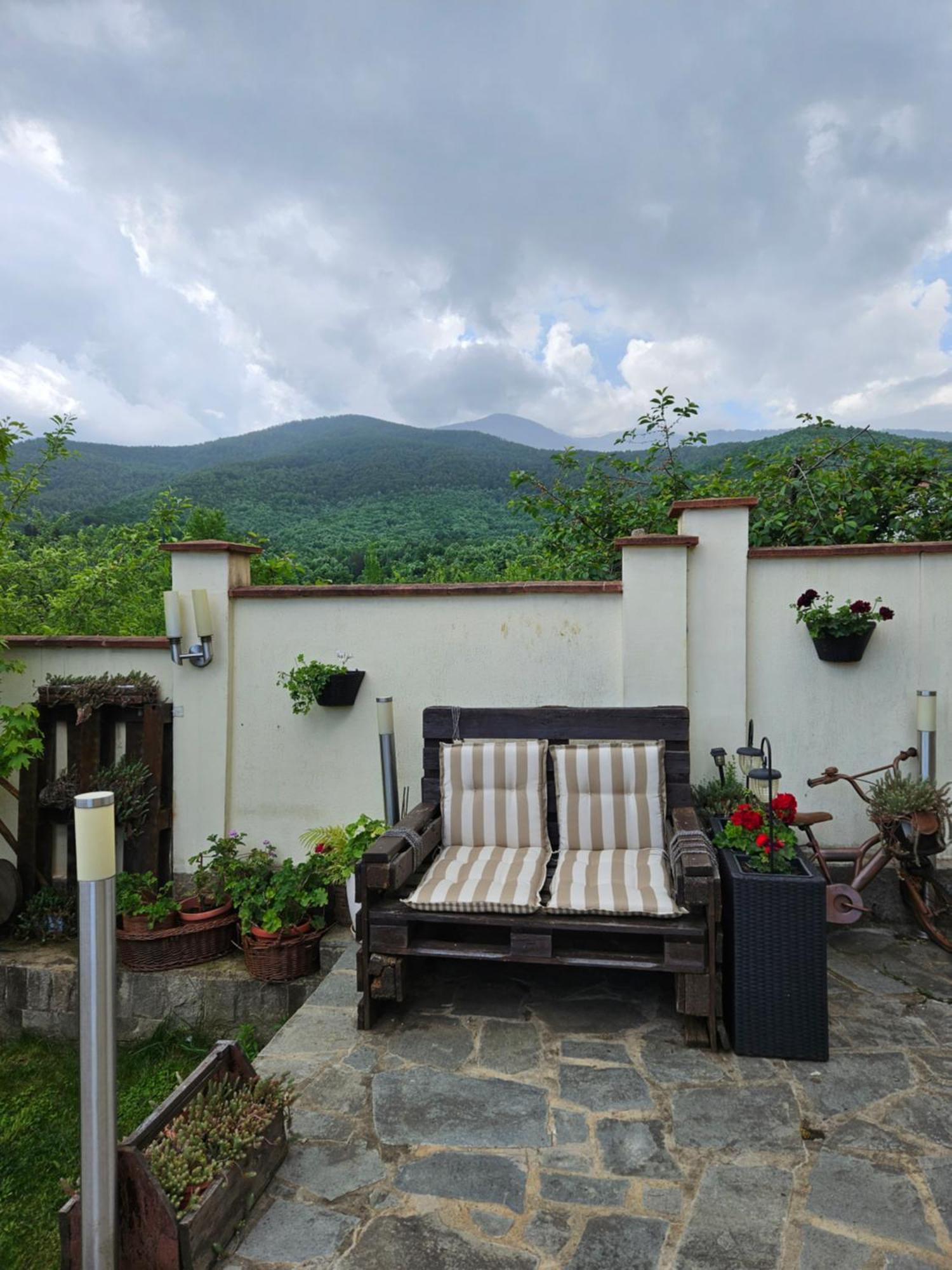 Family Hotel Komhotel Berkovitsa Bagian luar foto