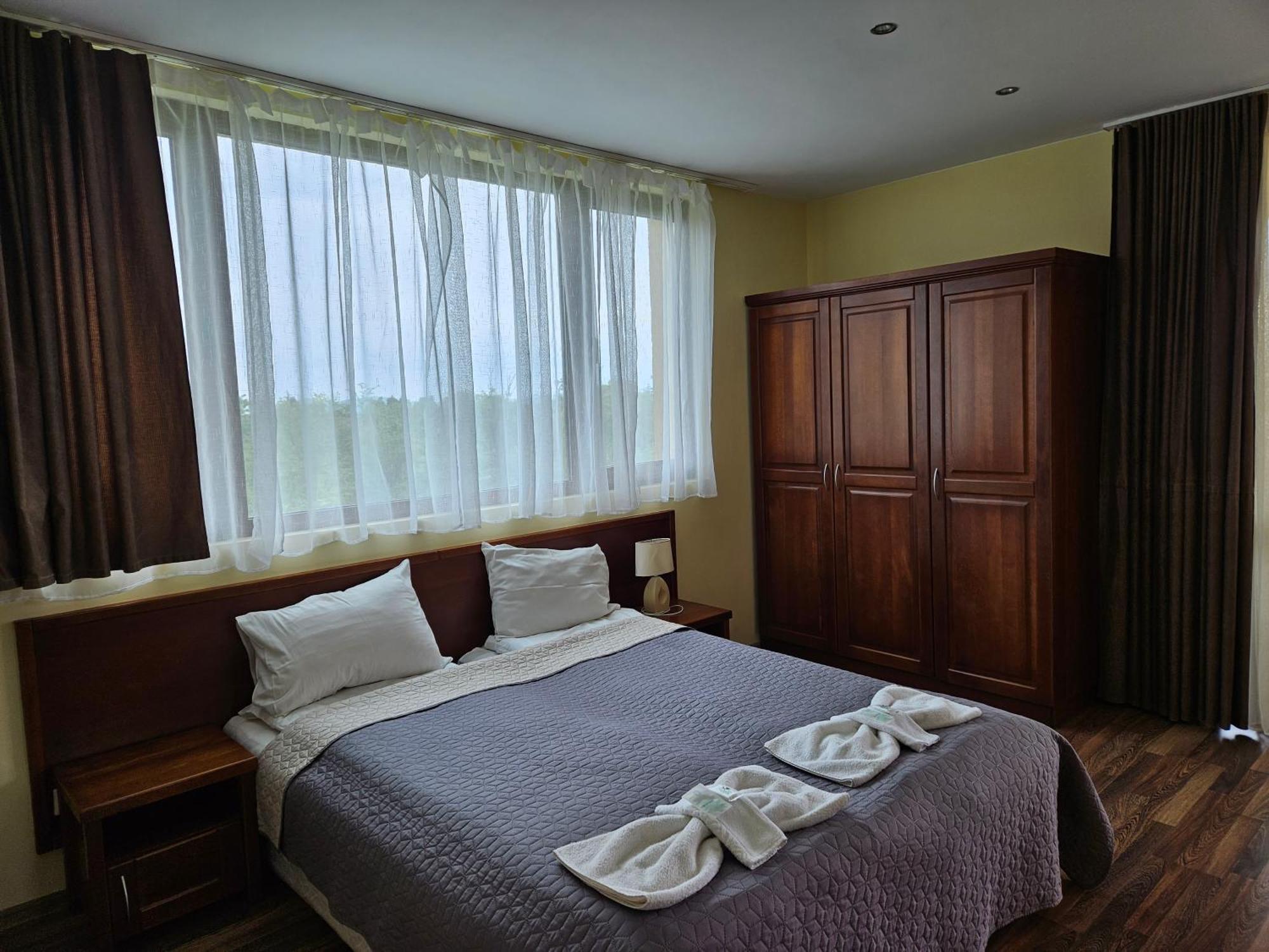 Family Hotel Komhotel Berkovitsa Bagian luar foto