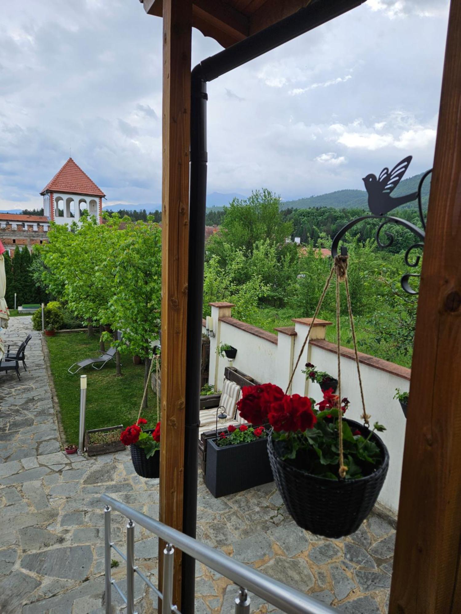 Family Hotel Komhotel Berkovitsa Bagian luar foto