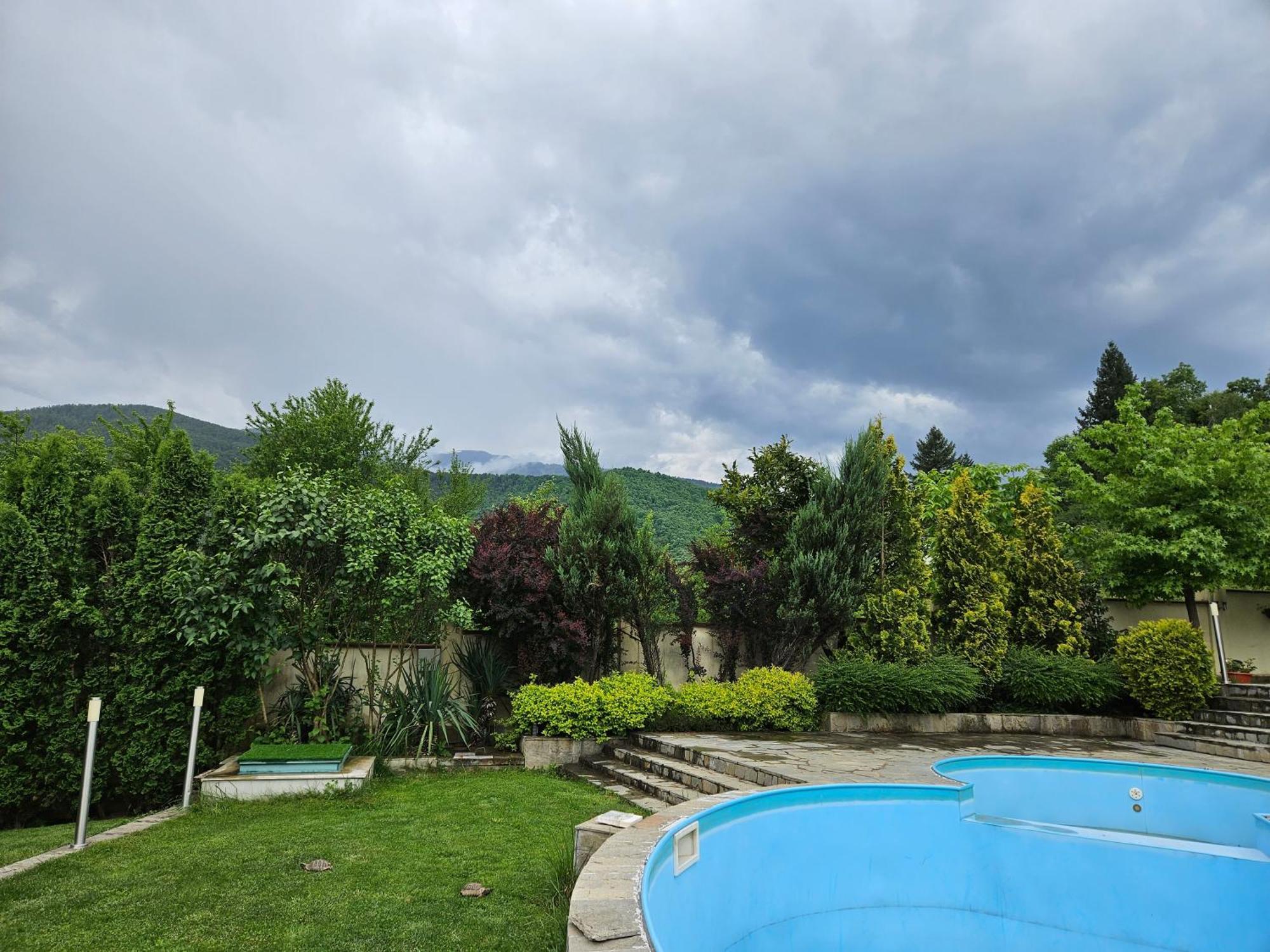 Family Hotel Komhotel Berkovitsa Bagian luar foto