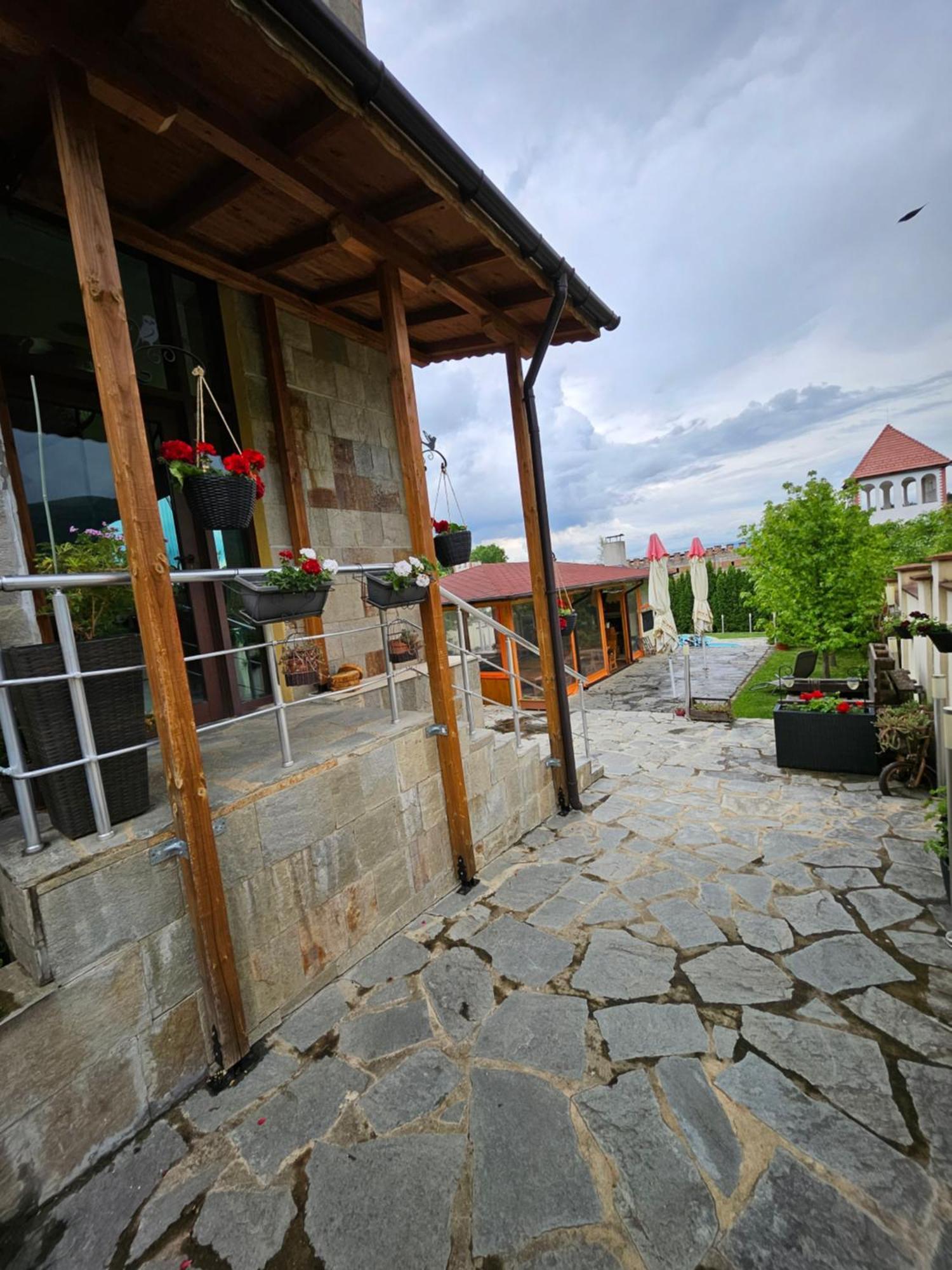 Family Hotel Komhotel Berkovitsa Bagian luar foto