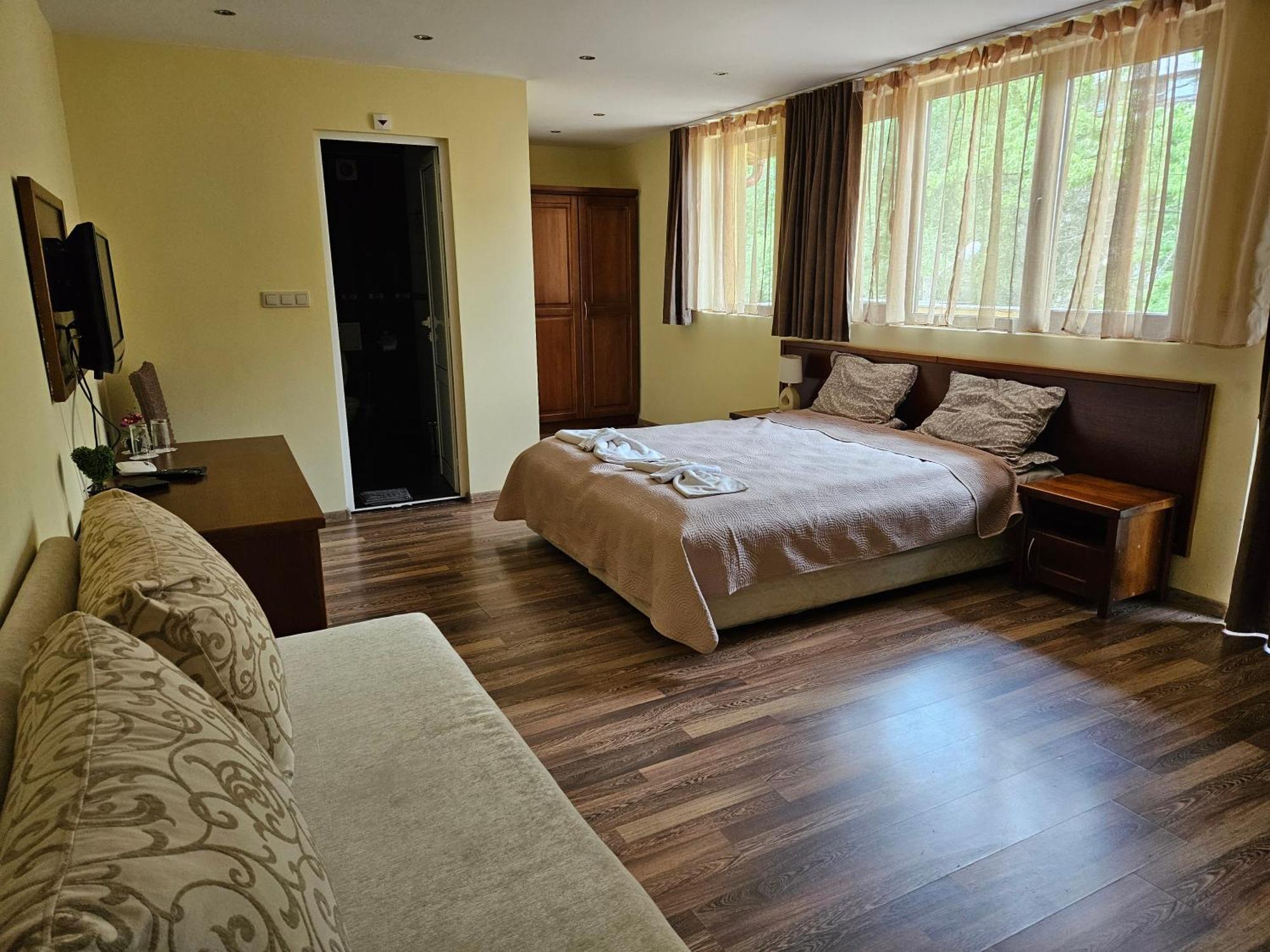Family Hotel Komhotel Berkovitsa Bagian luar foto