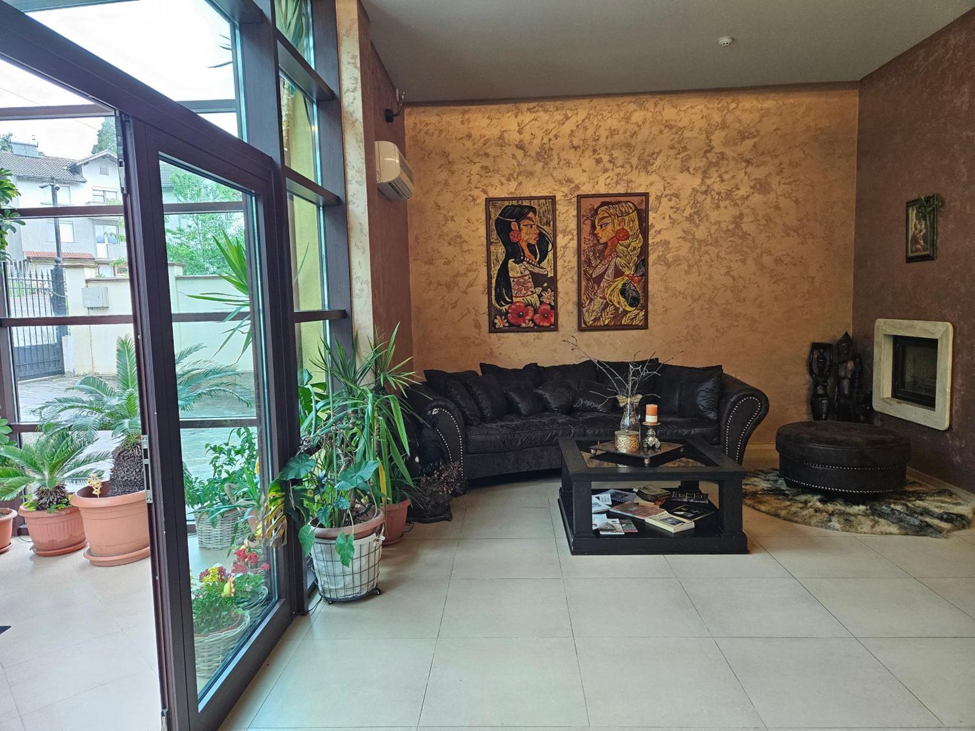 Family Hotel Komhotel Berkovitsa Bagian luar foto