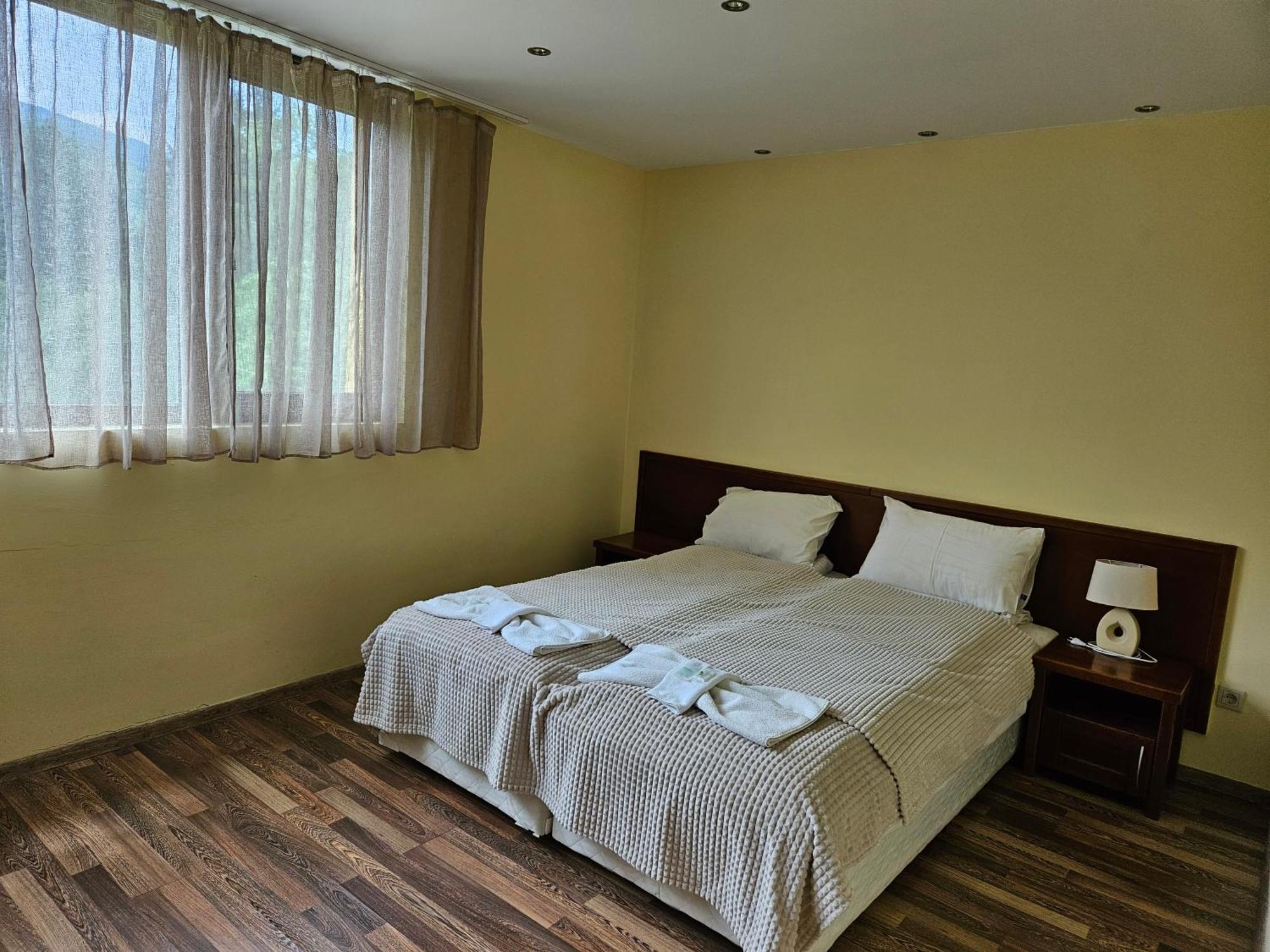 Family Hotel Komhotel Berkovitsa Bagian luar foto