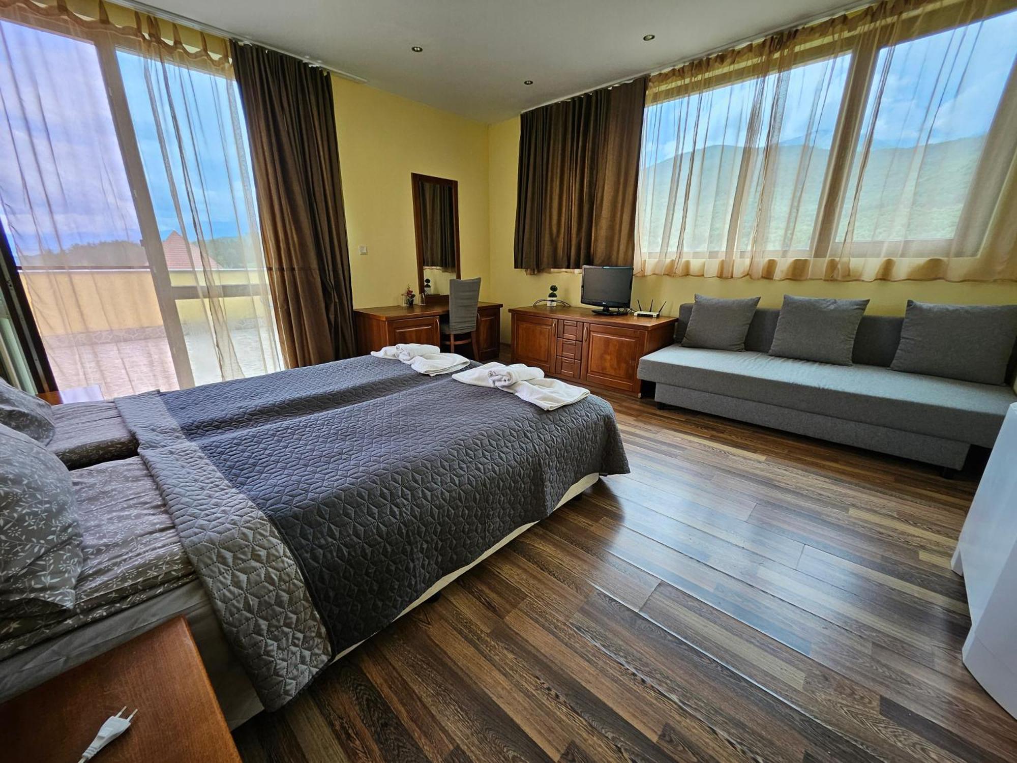 Family Hotel Komhotel Berkovitsa Bagian luar foto