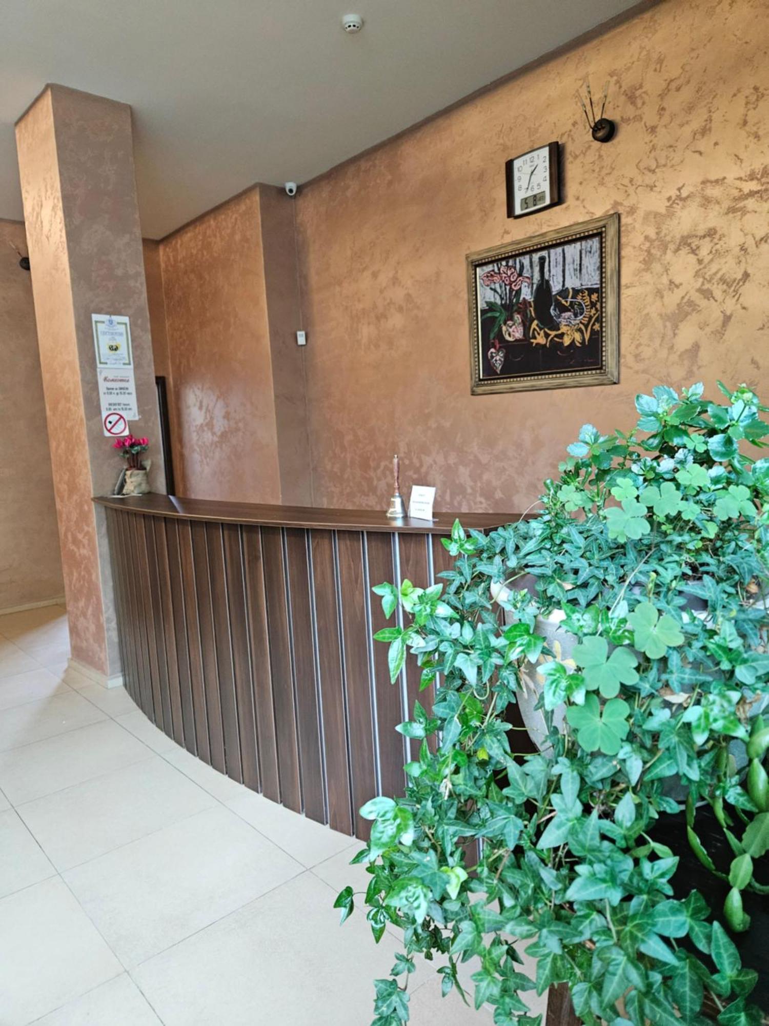 Family Hotel Komhotel Berkovitsa Bagian luar foto