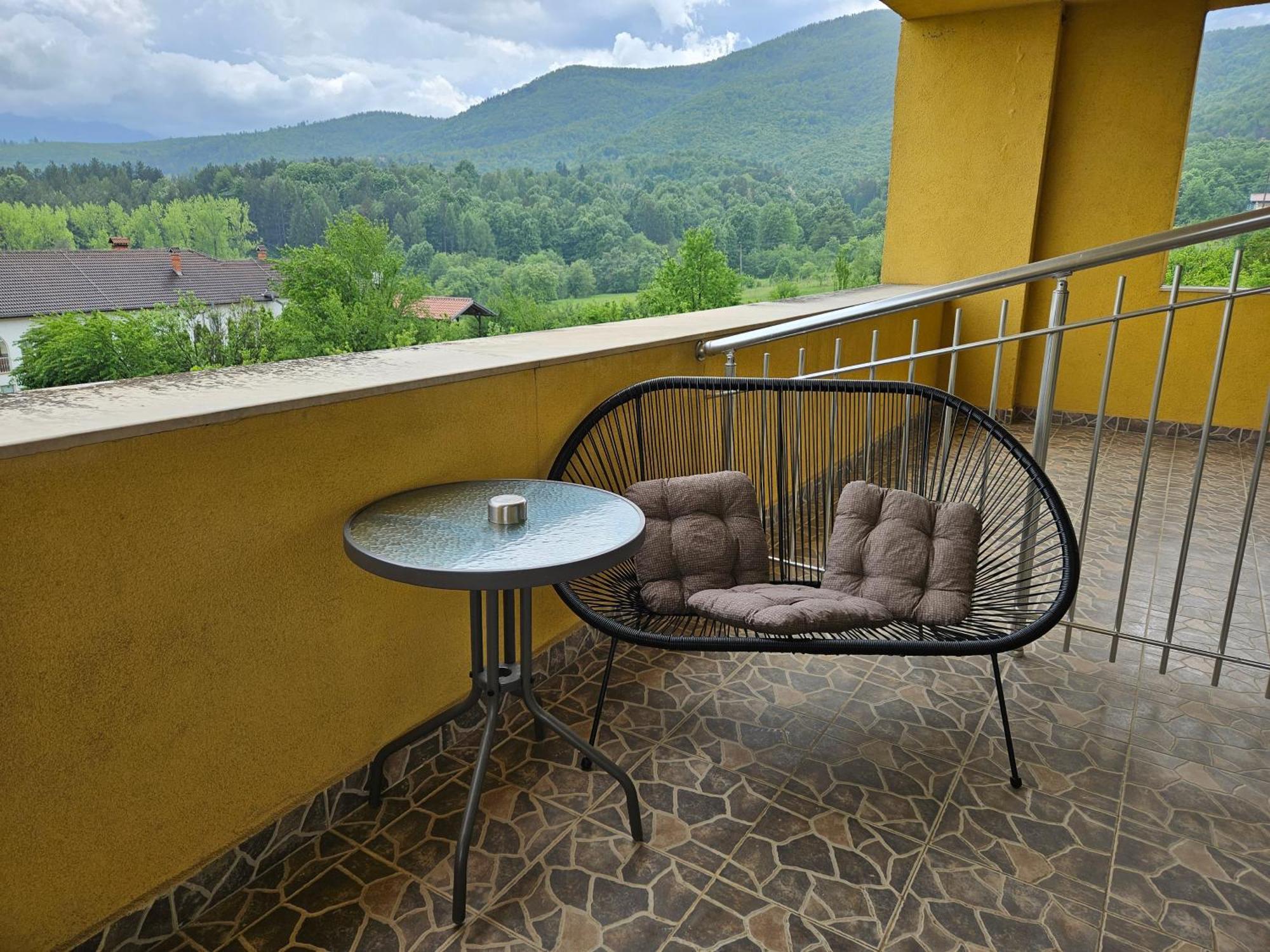 Family Hotel Komhotel Berkovitsa Bagian luar foto