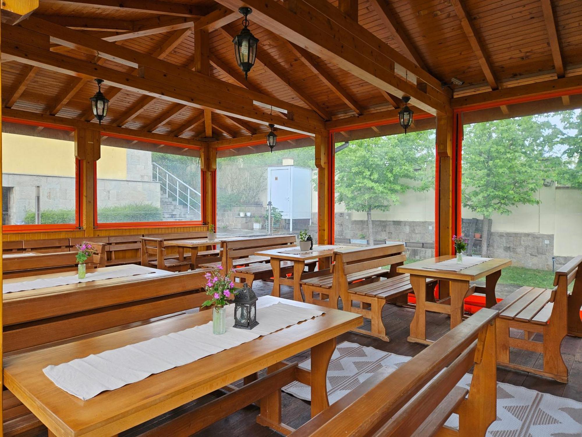 Family Hotel Komhotel Berkovitsa Bagian luar foto