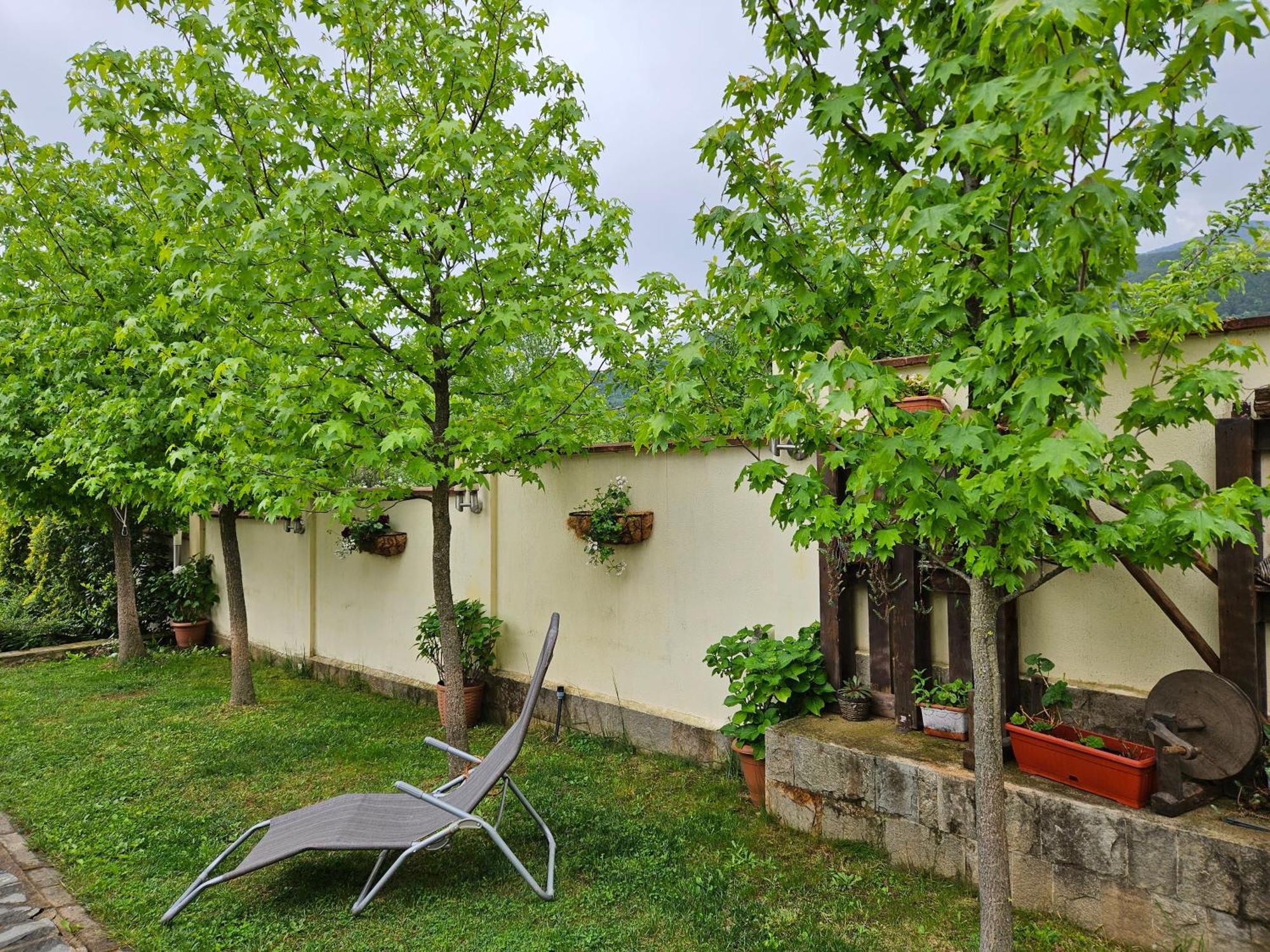 Family Hotel Komhotel Berkovitsa Bagian luar foto