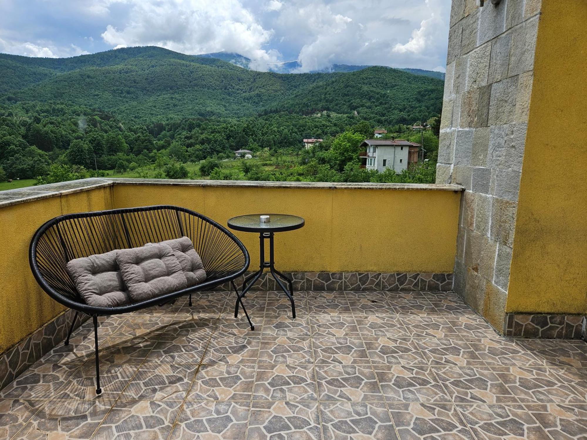 Family Hotel Komhotel Berkovitsa Bagian luar foto