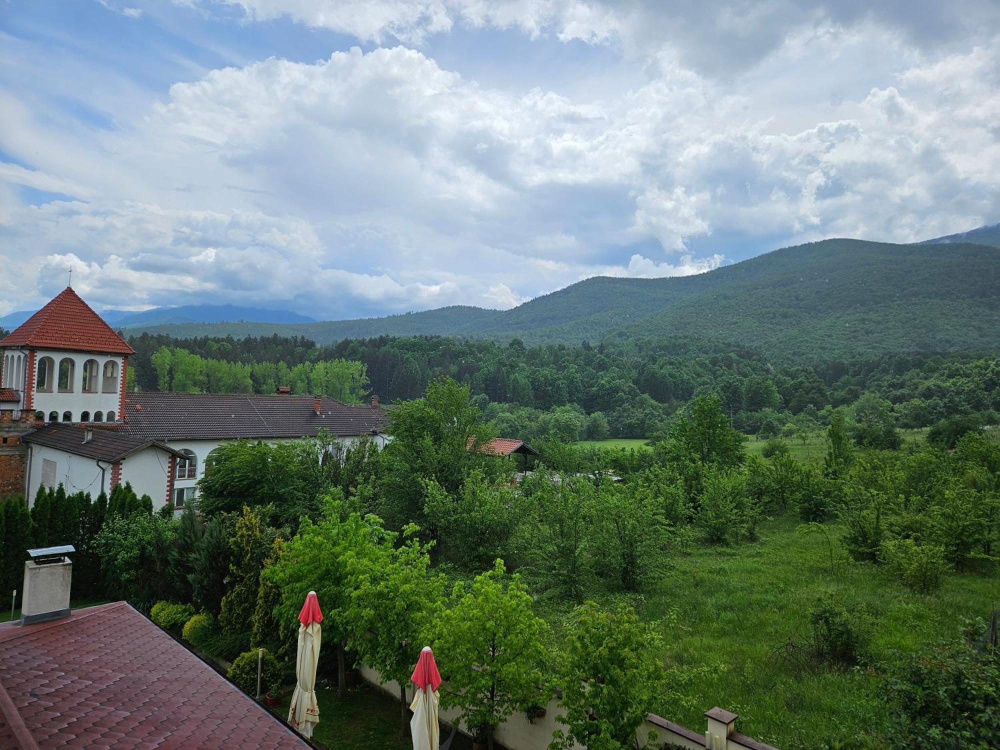 Family Hotel Komhotel Berkovitsa Bagian luar foto