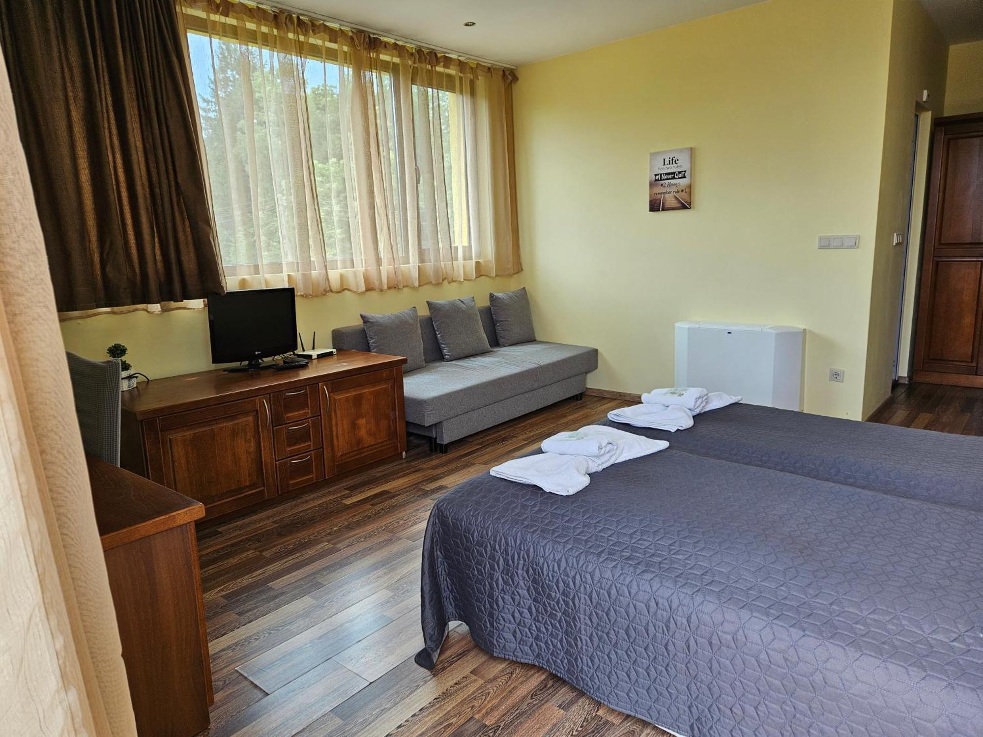 Family Hotel Komhotel Berkovitsa Bagian luar foto