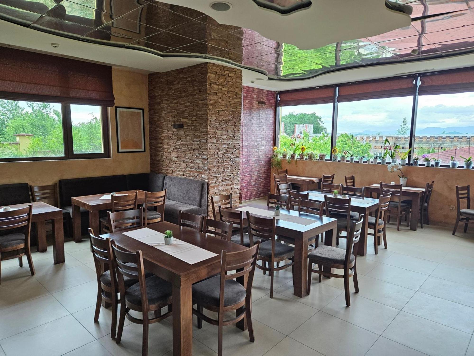 Family Hotel Komhotel Berkovitsa Bagian luar foto