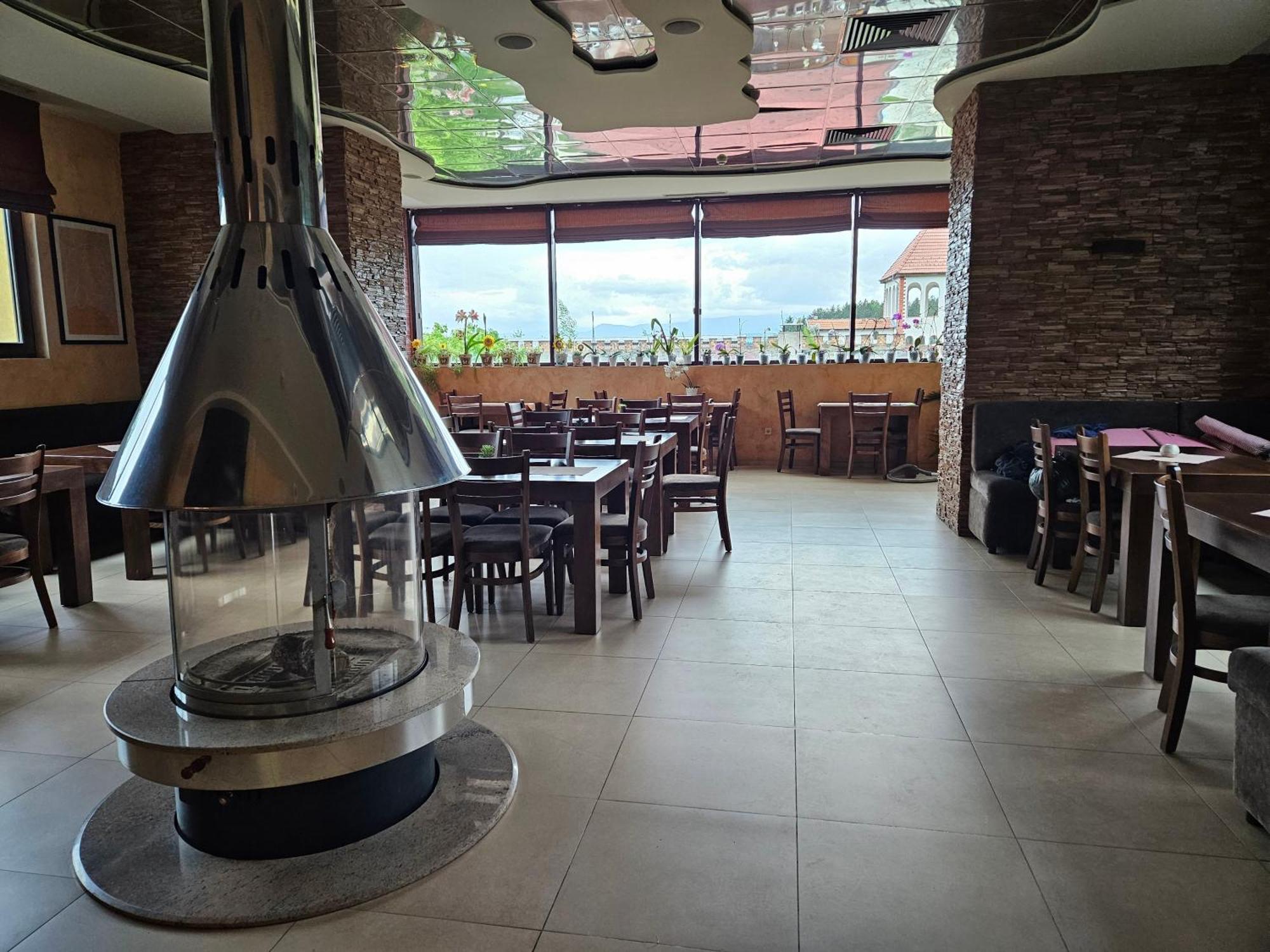 Family Hotel Komhotel Berkovitsa Bagian luar foto