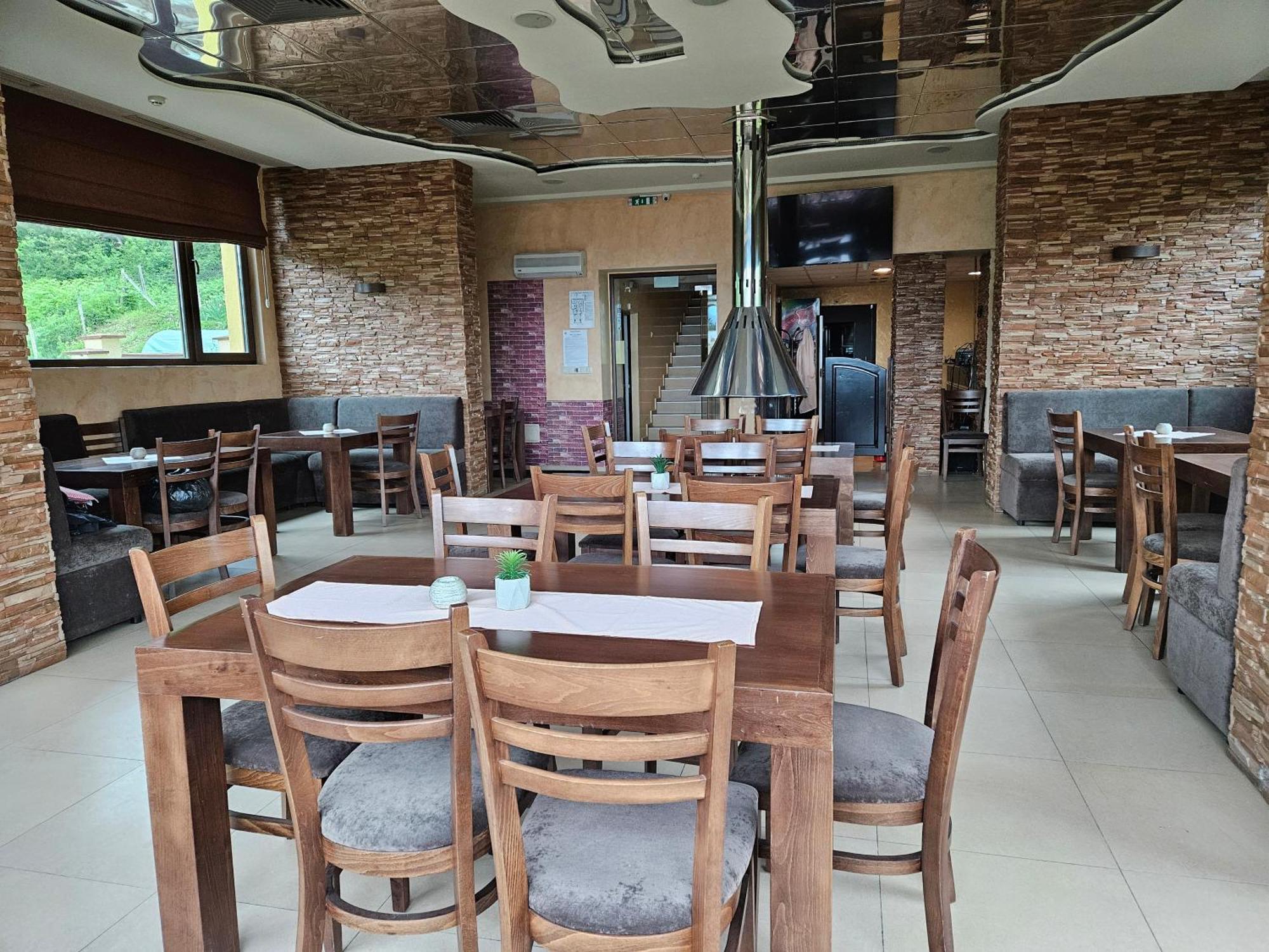 Family Hotel Komhotel Berkovitsa Bagian luar foto