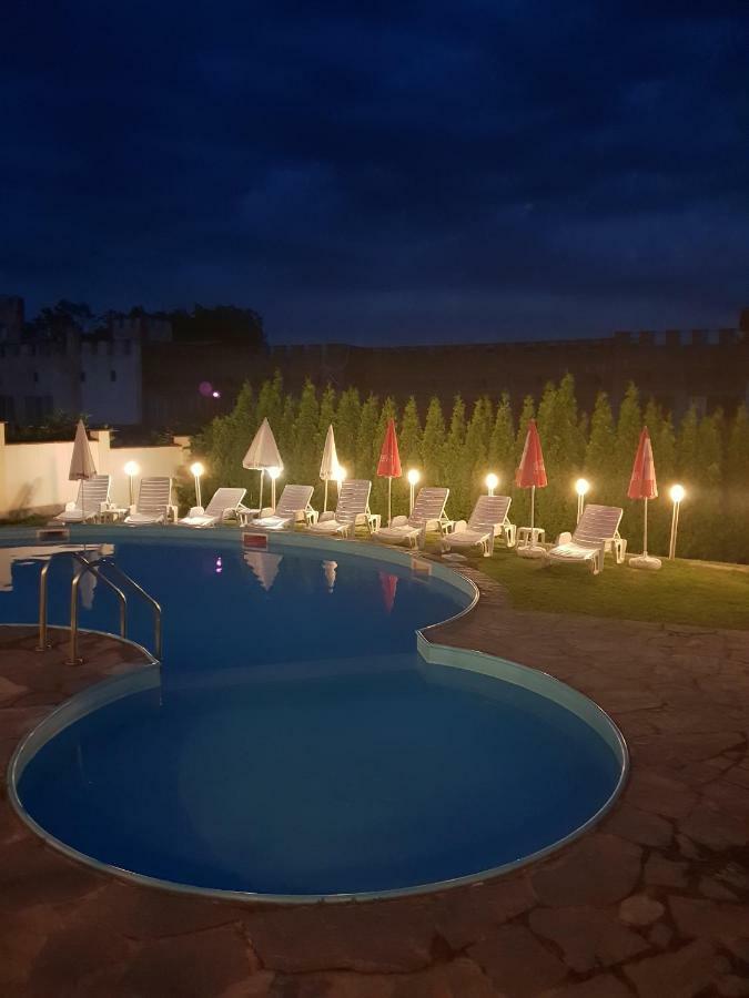 Family Hotel Komhotel Berkovitsa Bagian luar foto